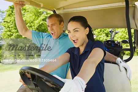 Couple en voiturette de Golf