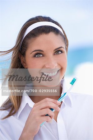 Femme tenant la brosse à dents