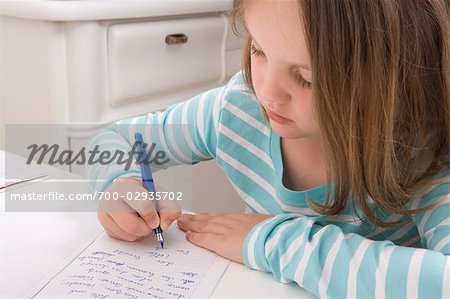 Mädchen Hausaufgaben machen