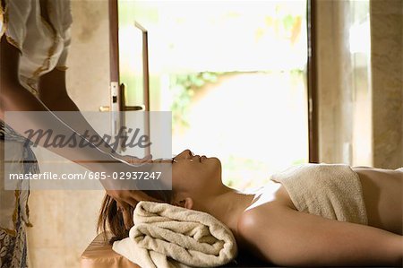 Jeune femme ayant le massage de la tête
