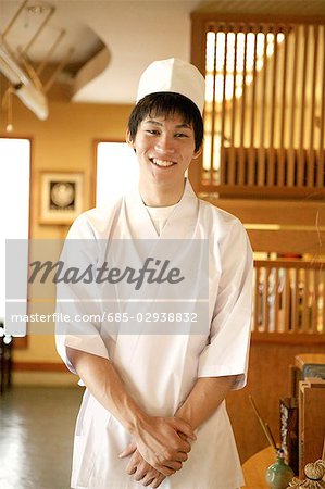 Portrait de jeune garçon au restaurant japonais