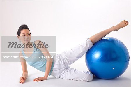 Jeune femme exerçant avec ballon de fitness