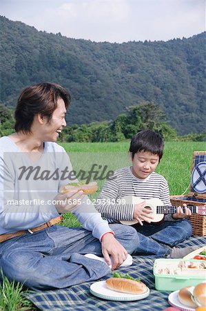 Vater und Sohn mit Picknick