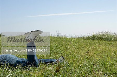 Jeune homme couché sur le champ