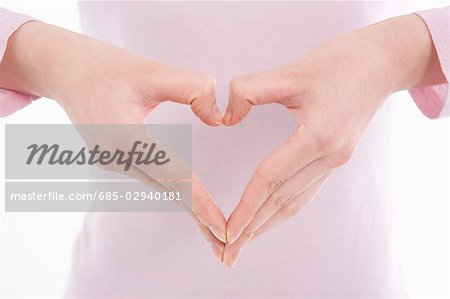 Femme en forme de coeur avec ses mains