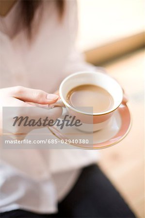 Jeune femme, tasse de café