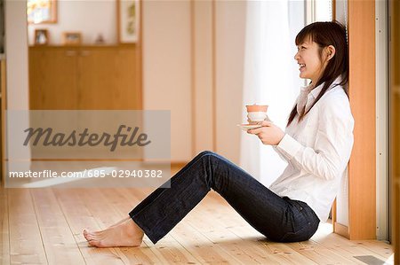 Jeune femme, tasse de café