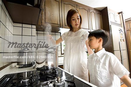Mutter und Sohn Kochen in der Küche