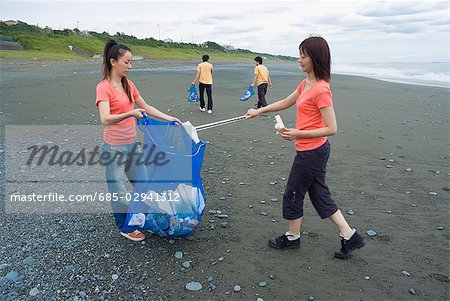 Les jeunes de nettoyage de plage