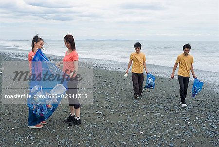 Les jeunes de nettoyage de plage