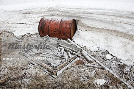 Kraftstoffpumpe Barrel und Schrott, aus Holz durch einen verlassenen RCMP Post und Post Office