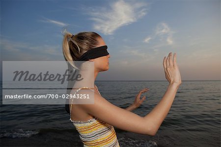 Verbundenen Augen Frau am Strand