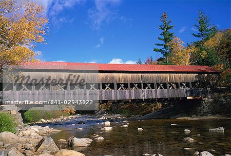 Die Albany gedeckte Brücke über einen Fluss, White Mountains National Forest, New Hampshire, New England, Vereinigte Staaten, Nordamerika