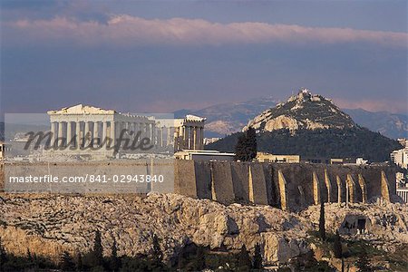 Die Akropolis, UNESCO Weltkulturerbe und Lykavittos Hill, Athen, Griechenland, Europa