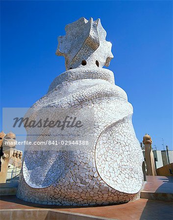 Toit et cheminées de la Casa Milà, une maison de Gaudi, patrimoine mondial UNESCO, Barcelone, Catalogne, Espagne, Europe