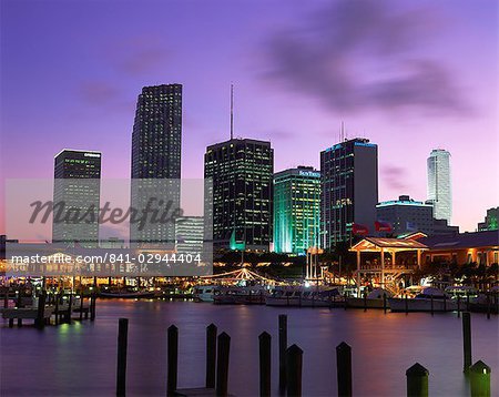 Skyline Marina et la ville au crépuscule, Miami, Floride, États-Unis d'Amérique, l'Amérique du Nord