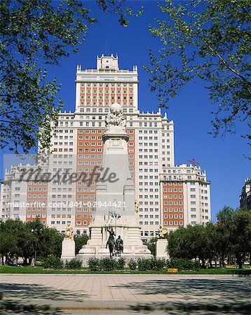 Monument et un immeuble commercial de la Plaza de España à Madrid, Espagne, Europe