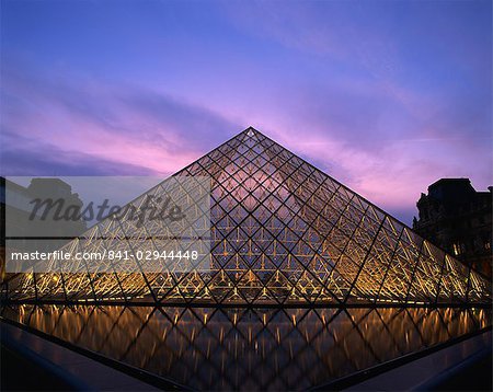 La Pyramide du Louvre illuminée à la tombée de la nuit, Musee du pognon, Paris, France, Europe
