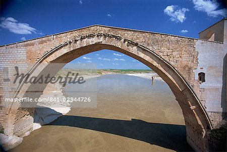 Unique Arche du pont Malabadi construit par Artukide turcs en 1146 traversant la rivière de Batman, dans la région du Kurdistan de l'Anatolie, Turquie, Asie mineure, Eurasie