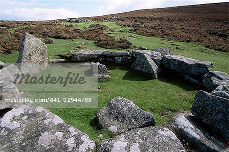 Fondations cabane, enceinte Grimspound, Dartmoor, Devon, Angleterre, Royaume-Uni, Europe