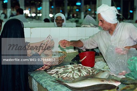 Commerce le poisson sur le marché, Manama (Bahreïn), Moyen Orient