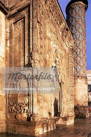 Portal and minaret, Yakutiye Medressi Mosque, Erzerum, Anatolia, Turkey, Asia Minor, Eurasia