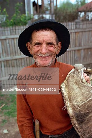 Portrait d'un vieillard coiffé d'un chapeau noir au village de Hobbitza dans le sud ouest Roumanie, Europe