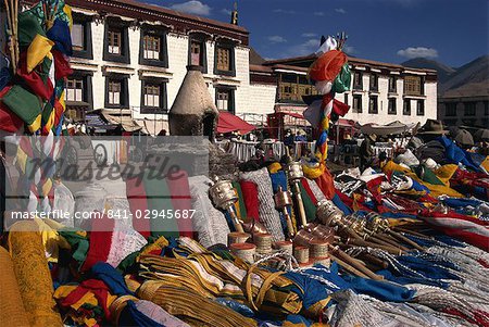 Moulins à prières et drapeaux à vendre sur le marché de Barkor à Lhassa, Tibet, Chine, Asie