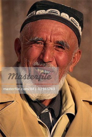 Portrait d'un vieillard ouzbek avec les dents tordues et métalliques souriant, Khiva, Ouzbékistan, Asie centrale, Asie