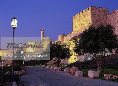 Promenade de murs et de la tour de David à la tombée de la nuit, Jérusalem, Israël, Moyen-Orient