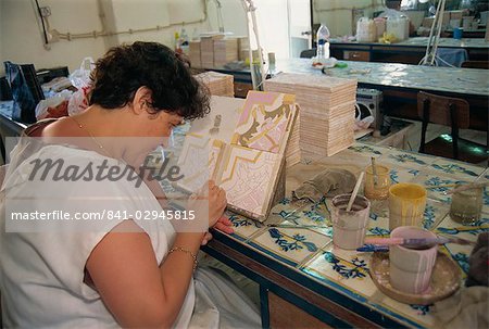 Femme peinture sur carreaux, Sant'Ana azulejos usine, Lisbonne, Portugal, Europe