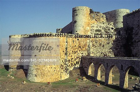 vue depuis l'extérieur avec douves de tours et le pont de Pierre, crac des Chevaliers, Qala'at Al Hosn, Syrie