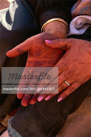 Frau die Hände mit Henna-Farbe, Wadi Rum, Jordanien, Naher Osten