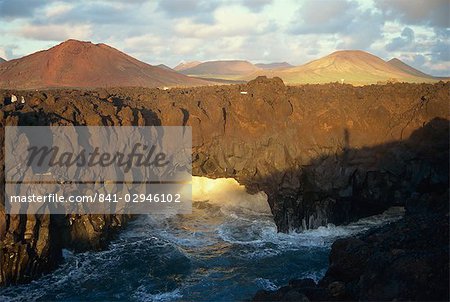 Zusammenstoßende Wellen treffen die Lavafelder, El Golfo, Lanzarote, Kanarische Inseln, Spanien, Atlantik, Europa