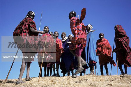 Guerriers Masai effectuant un saut de danse, le parc du Serengeti en Tanzanie, Afrique de l'est, Afrique