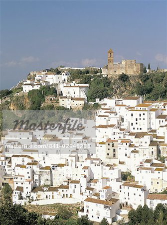 Église et village blanc perché sur le flanc de la montagne, Casares, Malaga, Costa del Sol, Andalucia (Andalousie), Espagne, Europe