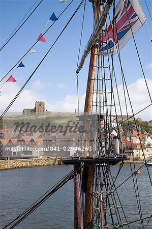 Vieux-Port et St. Mary church East Cliff, à travers de la rivière Esk, par manipulation de la réplique du navire du capitaine Cook Bark Endeavour, Whitby, patrimoine côtière du nord-est de l'Angleterre, North Yorkshire, Angleterre, Royaume-Uni, Europe