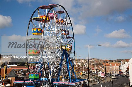 Grande roue en fête foraine Luna Park Amusements par port, Scarborough, North Yorkshire, Yorkshire, Angleterre, Royaume-Uni, Europe