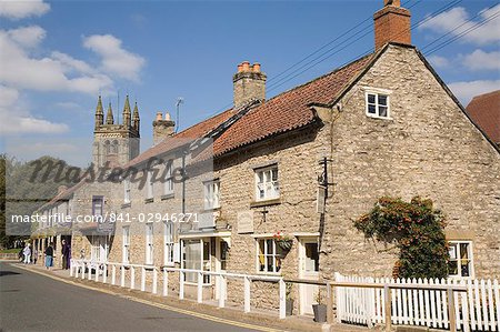 Traditionelle Sandstein Bauernhöfe und Geschäfte mit Turm von All Saints Church, Helmsley, Rand der North York Moors National Park, North Yorkshire, England, Vereinigtes Königreich, Europa