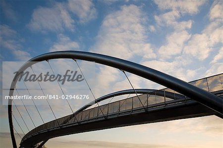 Le nouveau pont de Celtic passerelle pour piétons et cyclistes, une partie du projet de régénération de Holyhead Forward, Porth Celtaidd, Holyhead, Anglesey, pays de Galles, Royaume-Uni, Europe