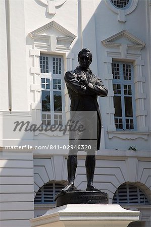 Original-Bronze-Statue von Sir Stamford Raffles im Jahre 1887 vor Victoria Theater umgewandelt erbaut 1862, Civic District, Singapur, Südostasien, Asien