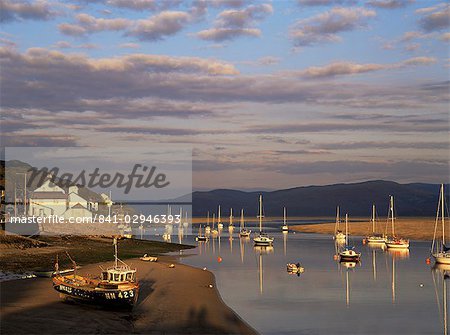 Boote in der Abendsonne bei Ebbe am Dovey Mündung, Aberdovey, Gwynedd, Wales, Vereinigtes Königreich, Europa