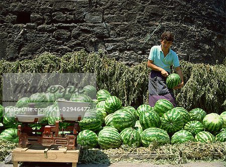 Wassermelonen zum Verkauf an einer Straßenecke, Istanbul, Türkei, Europa