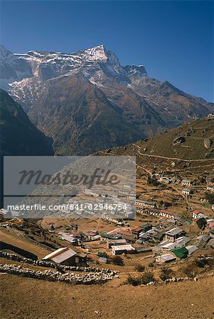 Maisons et des champs en terrasses de Namche Bazar, dans la région de Khumbu, avec des montagnes à l'arrière-plan, Himalaya, Népal, Asie