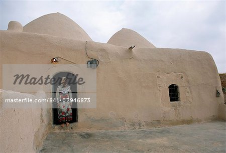 Frau in der Tür eines 200 Jahre alten Hauses Bienenstock in der Wüste, Ebla Bereich, Syrien, Naher Osten