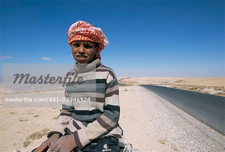 Dreizehn Jahre alte Beduinen junge auf einem Esel, Shoubek, Jordanien, Naher Osten