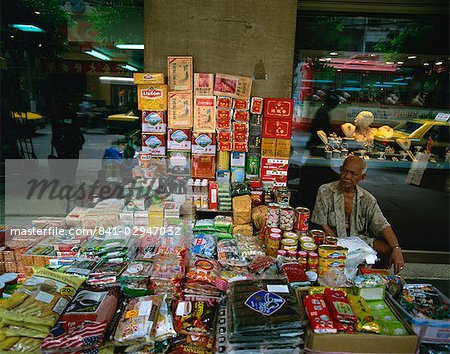 Personnes âgée rue commerçant avec son stand en Bangkok, Thaïlande, Asie du sud-est, Asie