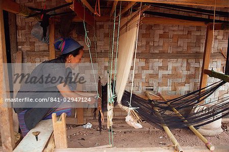 Seitenansicht einer Hmong Frau drinnen Weben auf einem Webstuhl, Indochina, Laos, Südostasien, Asien