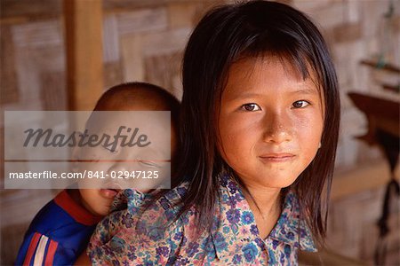 Fille de Hmong portant son frère, le Laos, Indochine, Asie du sud-est, Asie