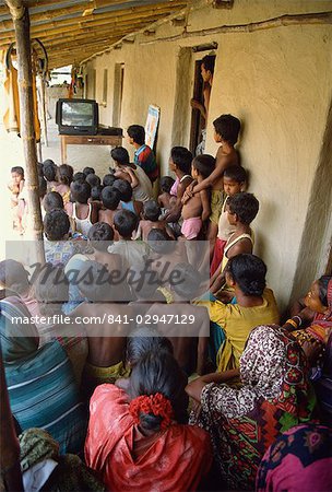 Groupe de gens qui regardent santé vidéo, Bangladesh, Asie